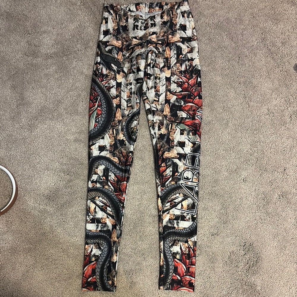 Red and Black Graphic Print Leggings with High Waist